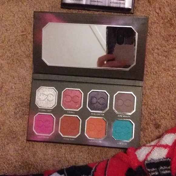 A eyeshadow bundle - Picture 3 of 5